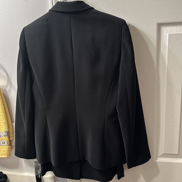 Collections for Le Suit - 2 Piece Black 3 Button Suit. Size 8. Brand New. - Picture 3 of 5